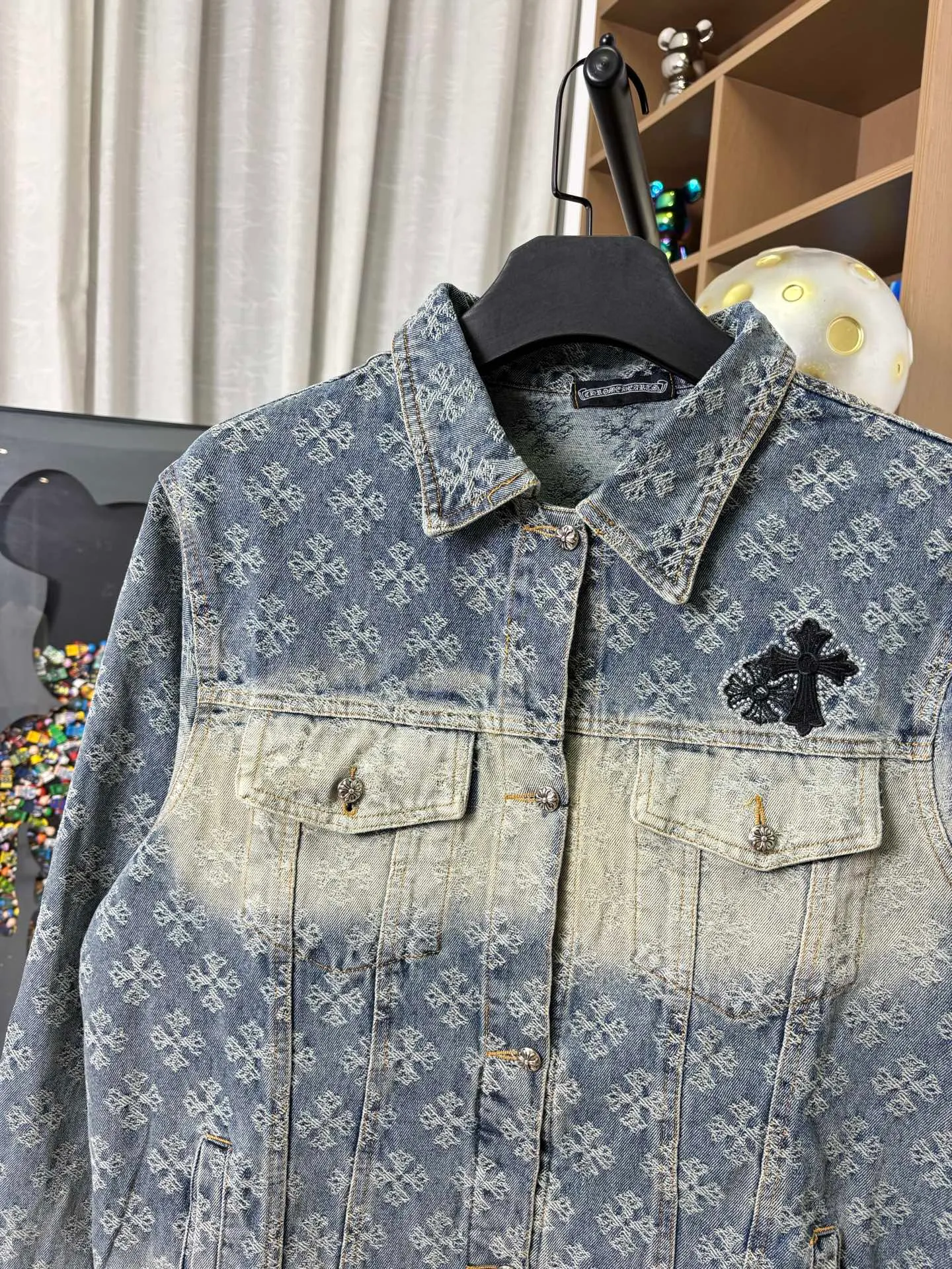 P340 Style No.: DC 150# ChromeHearts Heavy Steel Stamped Classic Sanskrit All-over Jacquard Hot-Diamond Denim Jacket for Men and Women New ChromeHearts Sanskrit Printed Custom Fabric Jacket Gradient Color Wash, Hot-Diamond Cross Denim Jacket on the Back is a very heavy-duty one. The top is made of heavy weight and the presbyopia is suitable for early autumn outings. The denim fabric can be directly machine washed without deformation. It also looks high-end when washed and aged. Power style wear The gradient color is super high-end when you snap it into the mirror💕 Each diamond shines with a unique light, as if telling a fashion story✨The steel-printed jacquard adds a three-dimensional and artistic sense, making this jacket instantly unique.  Size: s m l xl (Picture 9️⃣)
